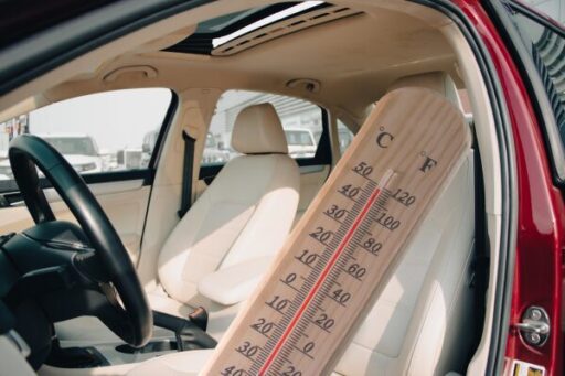 夏の車内で室内温度が上昇していることを示す画像