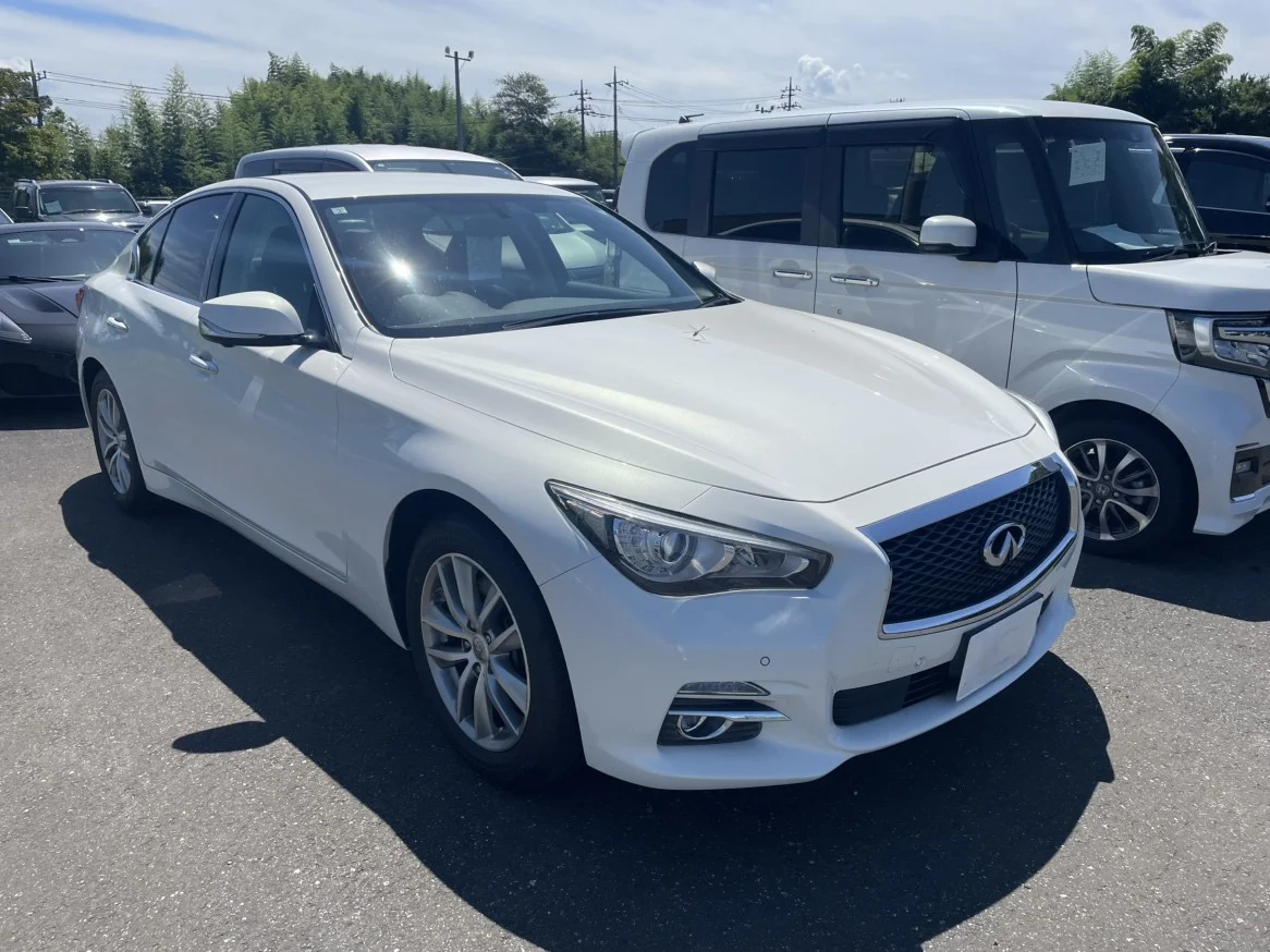 スカイライン 白色 中古車 ガソリン車