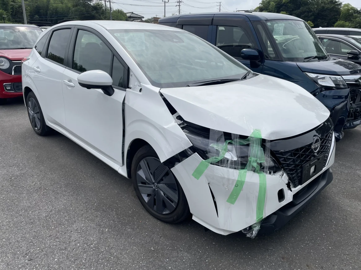 ノート　白色　事故車両　前後損傷　修復歴有　足回り損傷