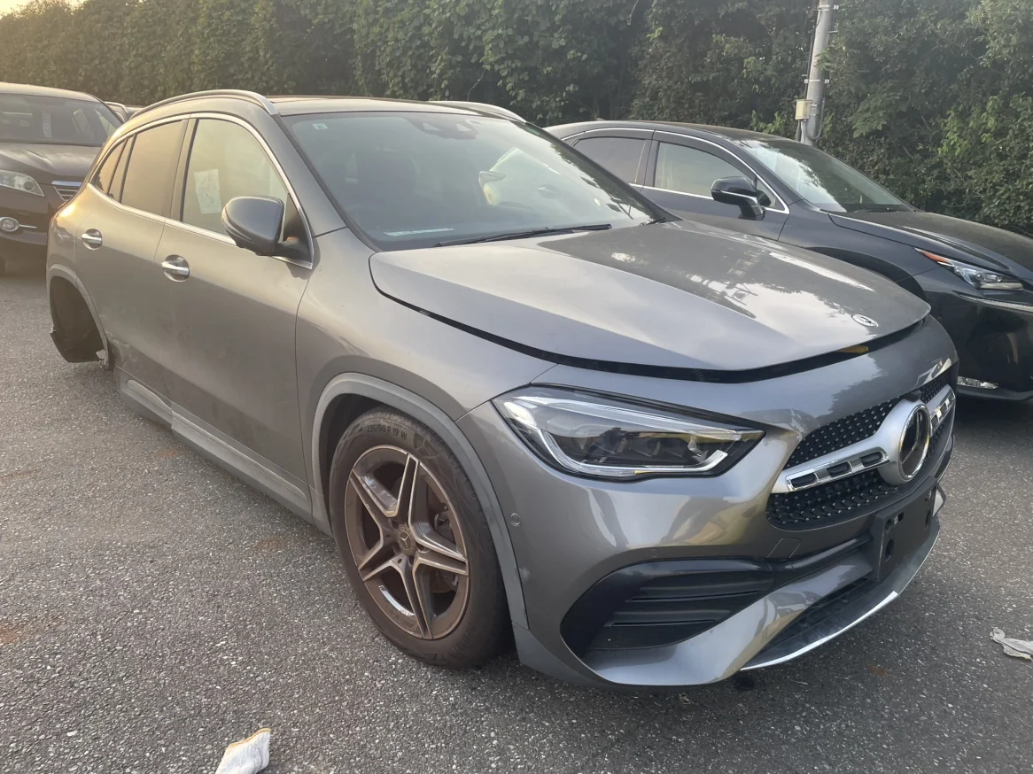 GLA200　灰色　事故車両　右側面損傷でエアバック作動・後輪タイヤ破損。自走不可　修復歴有