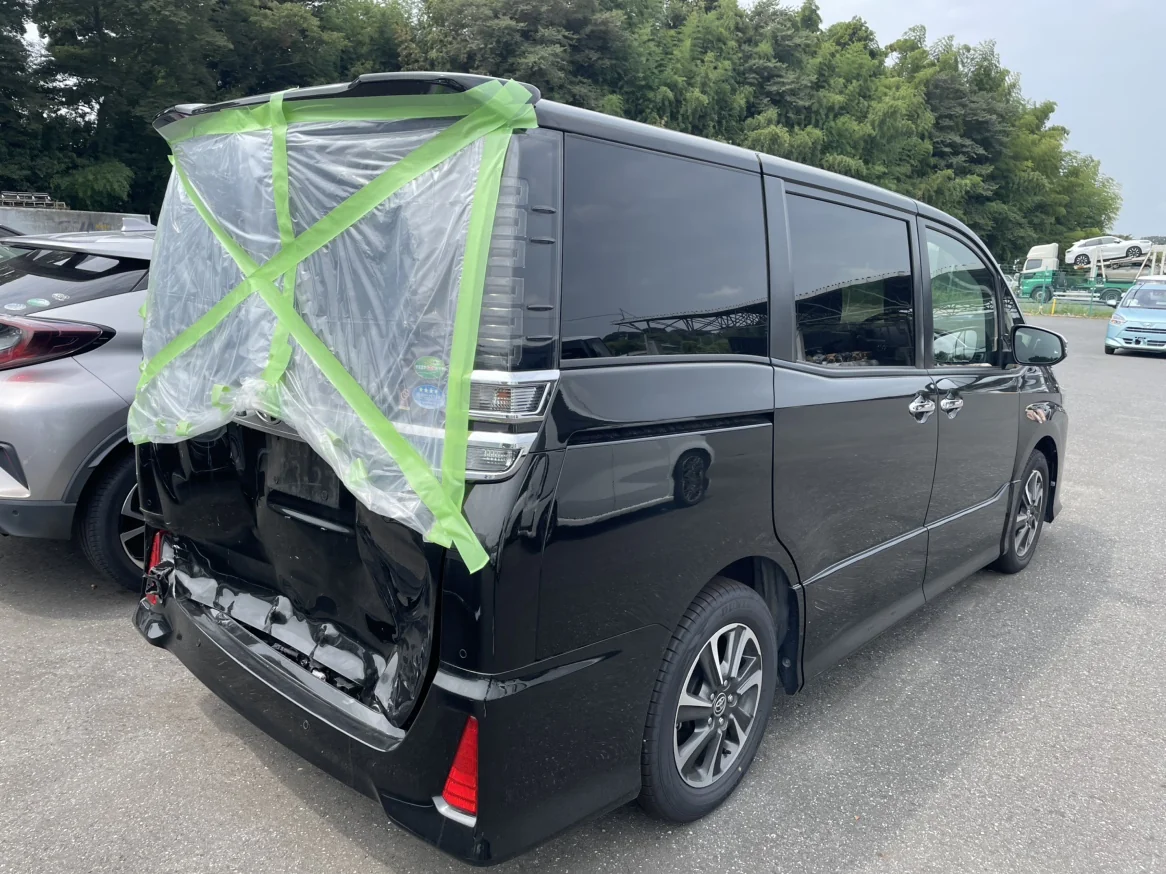 ヴォクシー 黒色 事故車 後方損傷
