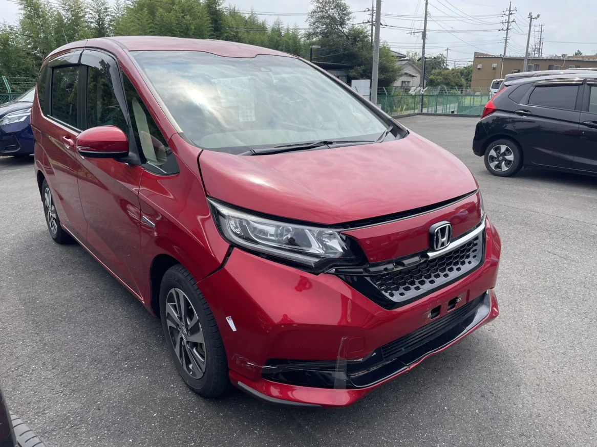 フリードHV 赤色 事故車 前方損傷