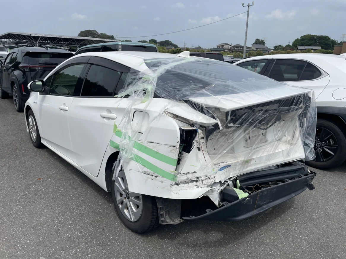 プリウス 白色 事故車 後方損傷 足回り損傷