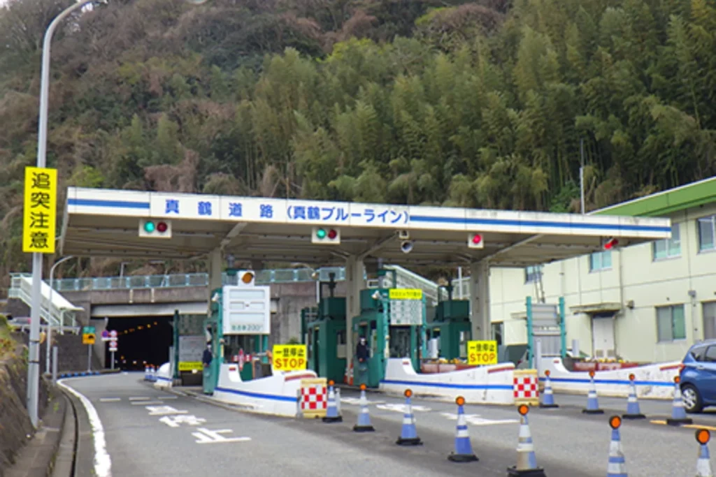 MFゴーストの舞台として注目される真鶴道路(真鶴ブルーライン)の料金所入口風景