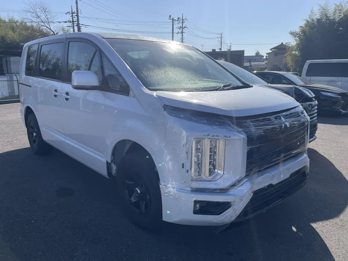 white-mitsubishi-delica-d5-damaged-front-side-view